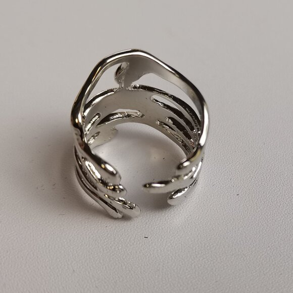 Almost new ladies stylish statement ring - Picture 4 of 5